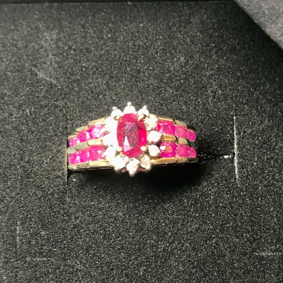 10k gold Ruby and Diamond ring. Size 7.5. Vintage 90’s. Like new. - Picture 2 of 6